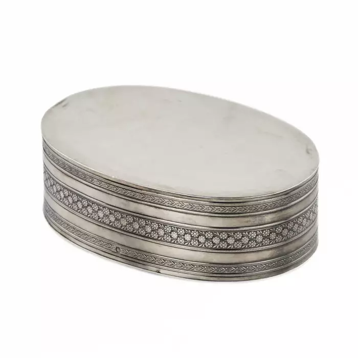 Boîte ovale en argent representant une scène allegorique. France.19ème siècle. 