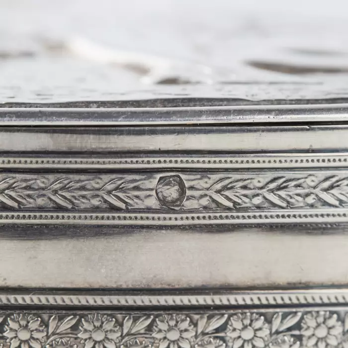 Boîte ovale en argent representant une scène allegorique. France.19ème siècle. 