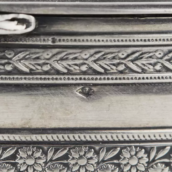 Boîte ovale en argent representant une scène allegorique. France.19ème siècle. 