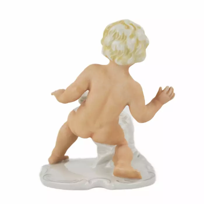 Figurine en porcelaine de Putti jouant avec un chien. Allemagne.