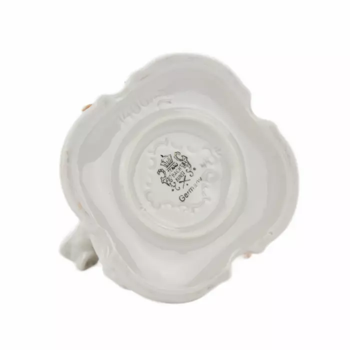 Figurine en porcelaine de Putti jouant avec un chien. Allemagne.