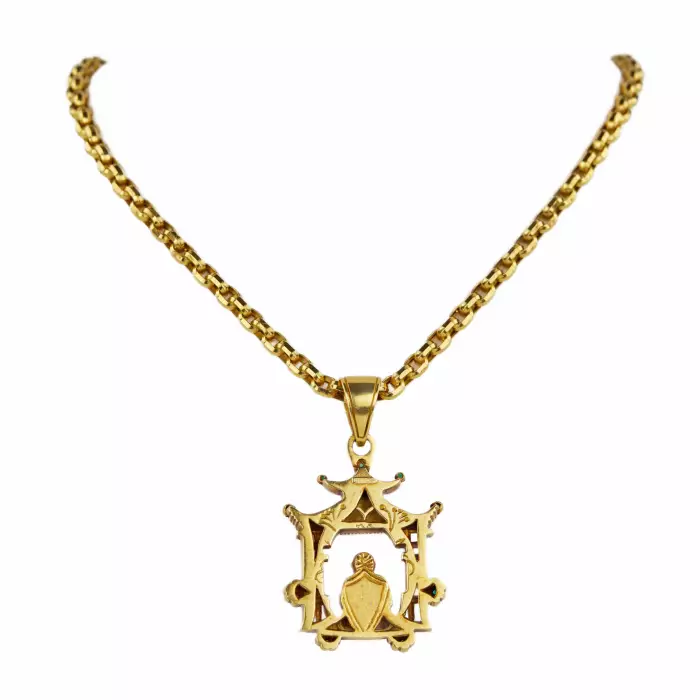 CHAÎNE EN OR AVEC PENDENTIF EN FORME DE PAGODE ABRITANT UN BOUDDHA EN MÉDITATION. SECONDE MOITIÉ DU XXE SIÈCLE