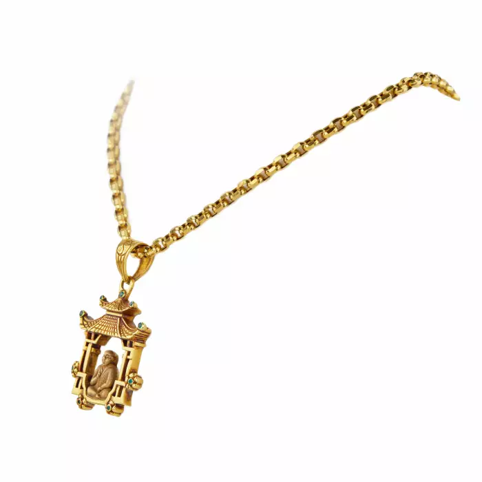 CHAÎNE EN OR AVEC PENDENTIF EN FORME DE PAGODE ABRITANT UN BOUDDHA EN MÉDITATION. SECONDE MOITIÉ DU XXE SIÈCLE