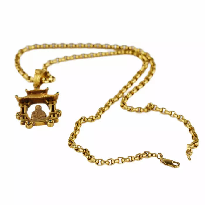 CHAÎNE EN OR AVEC PENDENTIF EN FORME DE PAGODE ABRITANT UN BOUDDHA EN MÉDITATION. SECONDE MOITIÉ DU XXE SIÈCLE