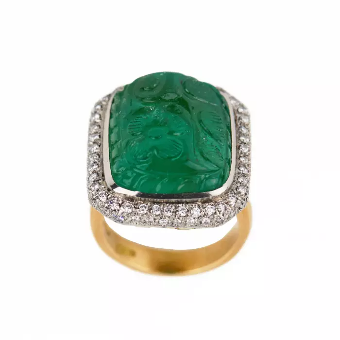 Impressive 18K gold ring with emerald and diamonds. 