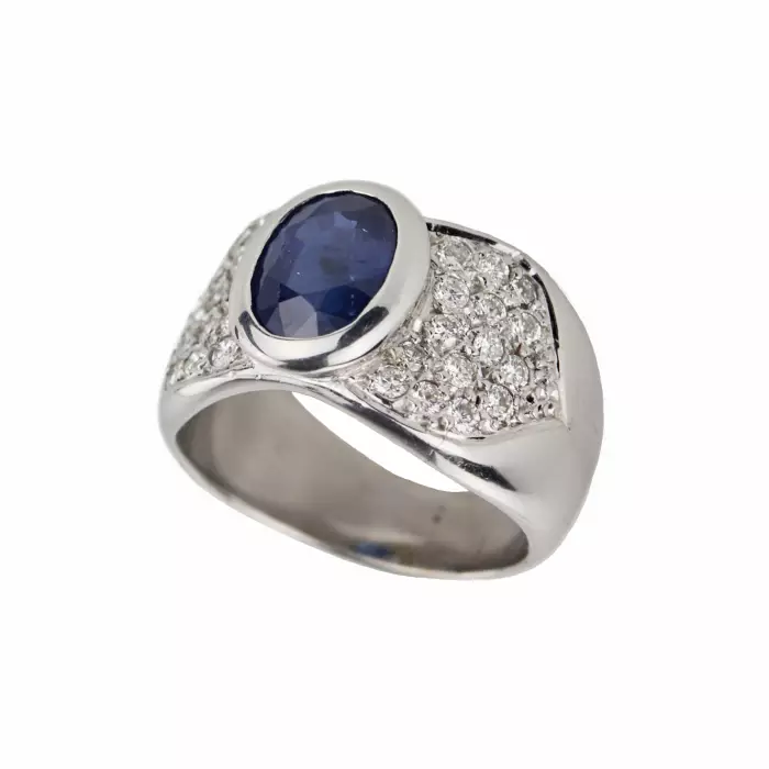 Bague en or 18 carats avec saphir et diamants. 