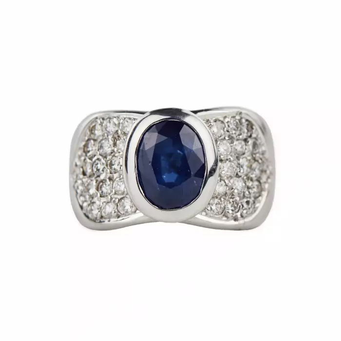 Bague en or 18 carats avec saphir et diamants. 