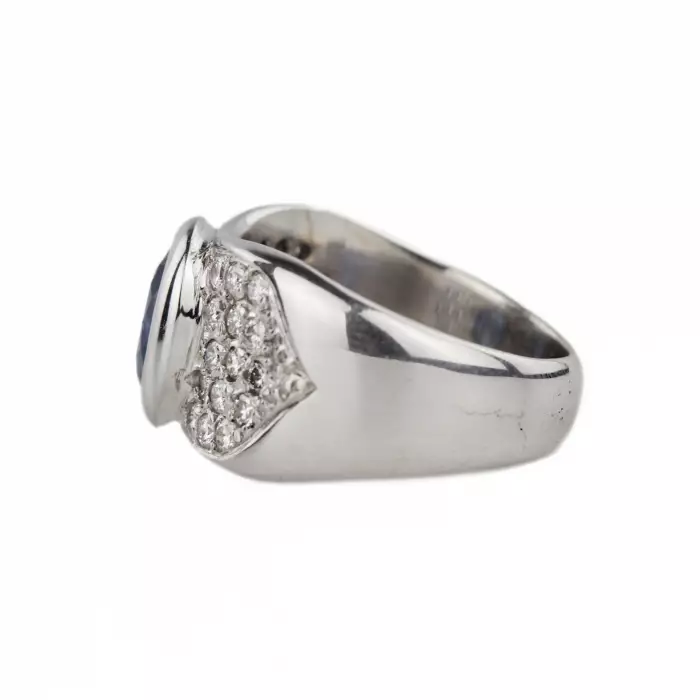 Bague en or 18 carats avec saphir et diamants. 