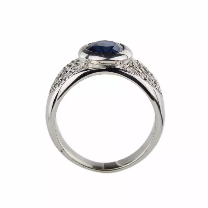 Bague en or 18 carats avec saphir et diamants. 