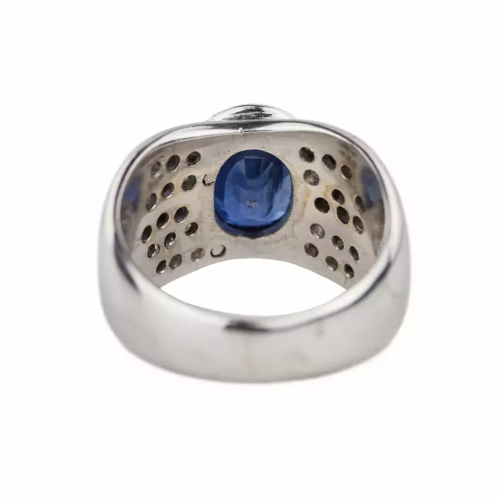 Bague en or 18 carats avec saphir et diamants. 