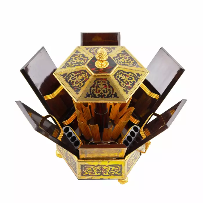 Boîte à cigares unique en forme de Pagode avec mecanisme d`ouverture à rabat. 19ème siècle. 