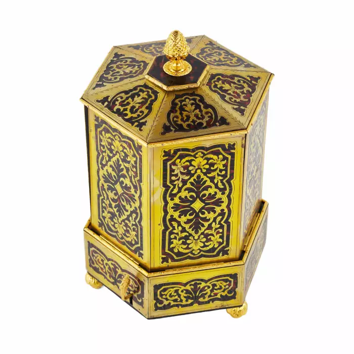 Boîte à cigares unique en forme de Pagode avec mecanisme d`ouverture à rabat. 19ème siècle. 