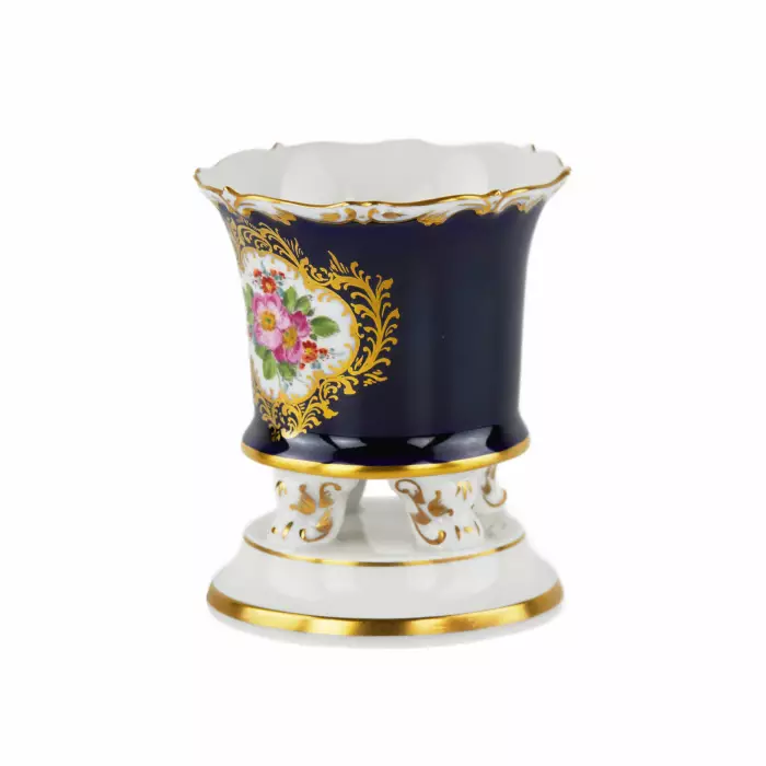 Petit vase à quatre pieds chiffres reposant sur un piedouche rond. Manufacture de Meissen. 