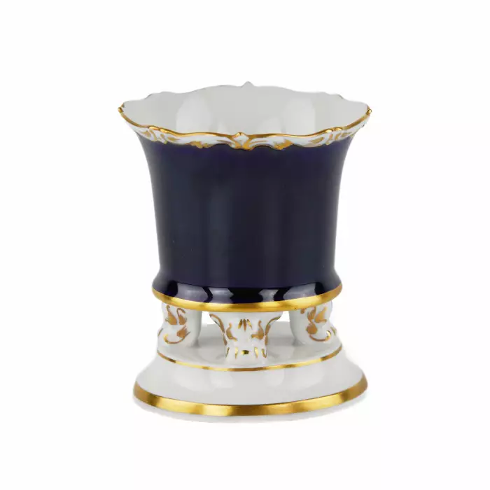 Petit vase à quatre pieds chiffres reposant sur un piedouche rond. Manufacture de Meissen. 