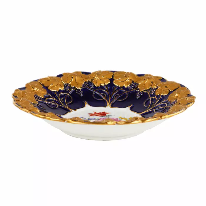 Meissen. Un magnifique plat peint à decor en relief dore, sur fond bleu cobalt. 