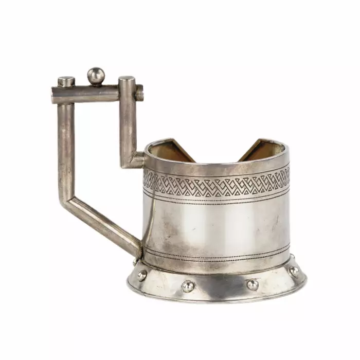 Porte-gobelet original en argent en forme de caftan avec une decoupe. K. Verlin. Petersbourg 1882.