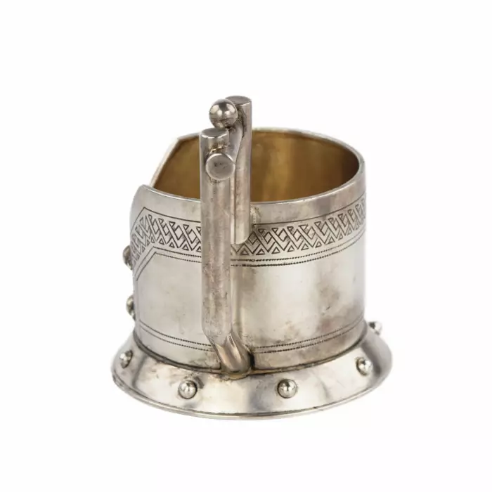 Porte-gobelet original en argent en forme de caftan avec une decoupe. K. Verlin. Petersbourg 1882.