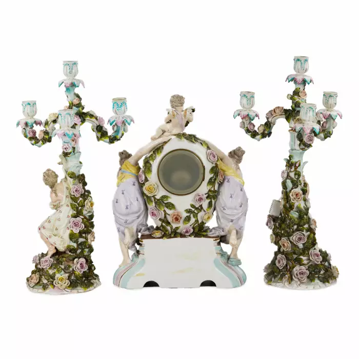 Montre en porcelaine sertie de candelabres. Sietzendorf. 1880