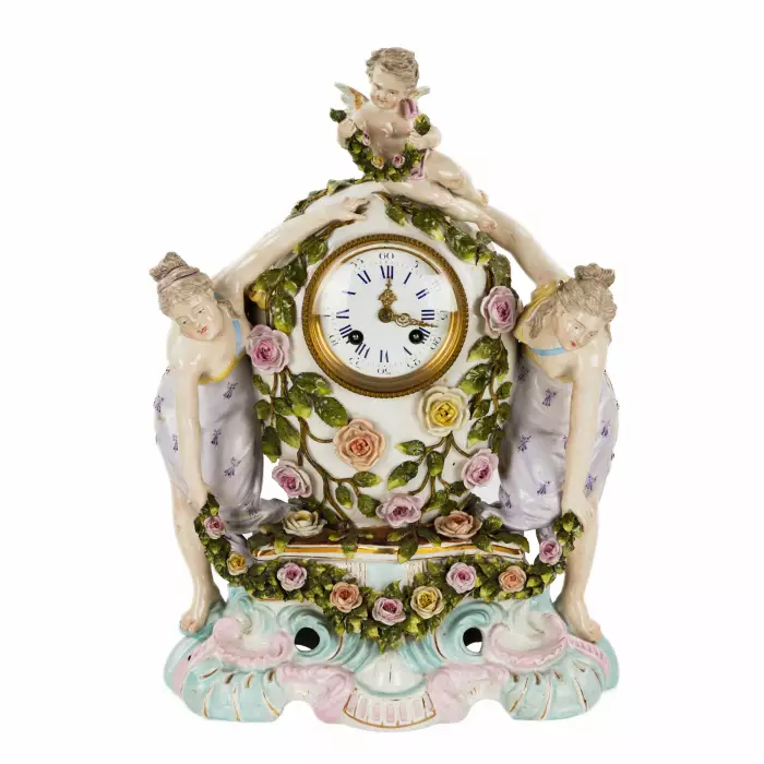 Montre en porcelaine sertie de candelabres. Sietzendorf. 1880