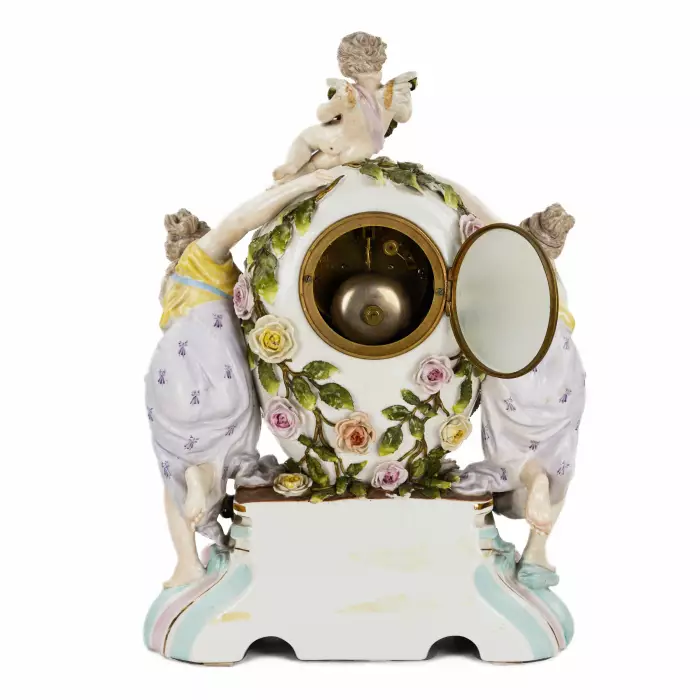 Montre en porcelaine sertie de candelabres. Sietzendorf. 1880