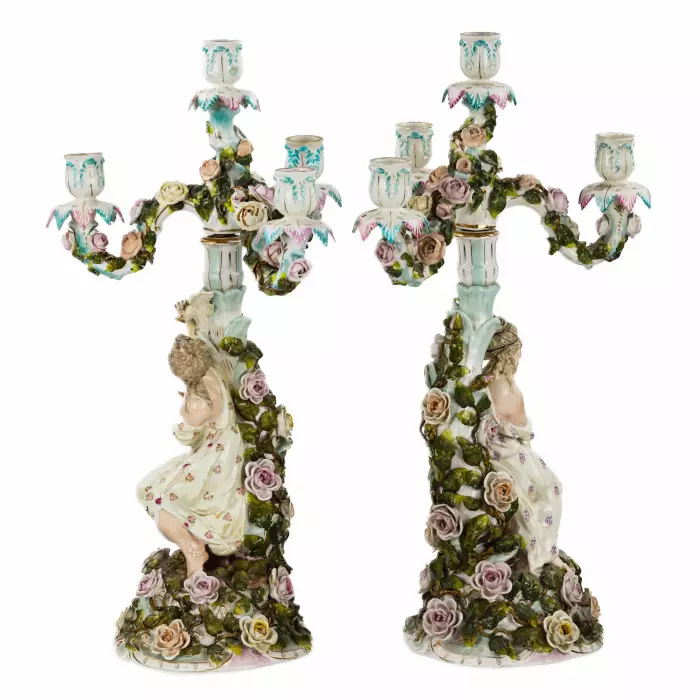 Montre en porcelaine sertie de candelabres. Sietzendorf. 1880