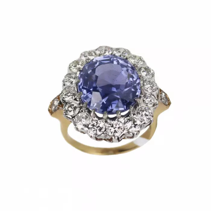Excellente bague en or 18 carats avec saphir de 10,96 carats et parsemee de diamants. 