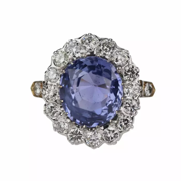 Excellente bague en or 18 carats avec saphir de 10,96 carats et parsemee de diamants. 