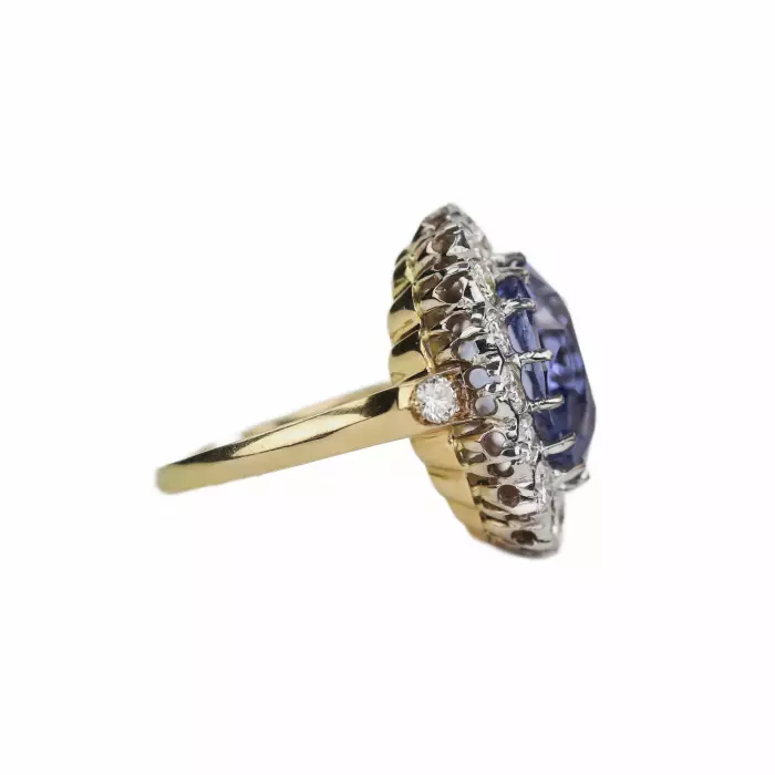 Excellente bague en or 18 carats avec saphir de 10,96 carats et parsemee de diamants. 