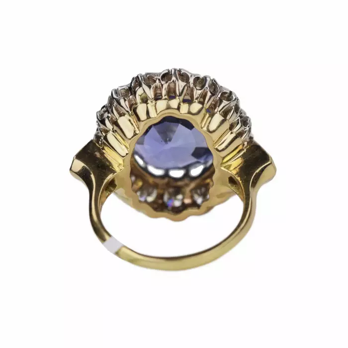 Excellente bague en or 18 carats avec saphir de 10,96 carats et parsemee de diamants. 