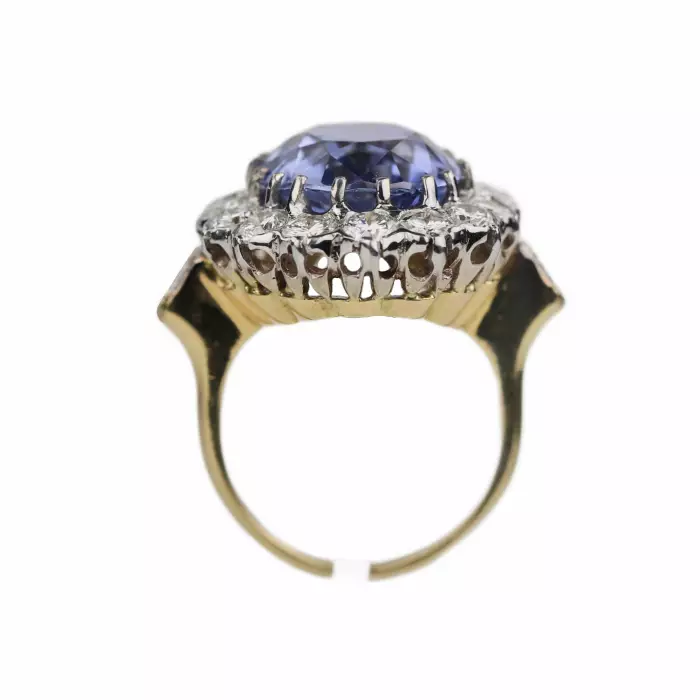 Excellente bague en or 18 carats avec saphir de 10,96 carats et parsemee de diamants. 