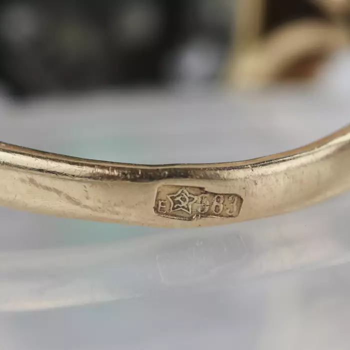 Bague en or 583, avec émeraude, diamants et émail bleu. 