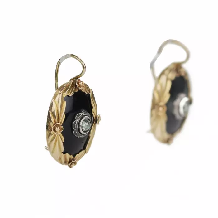 Boucles doreilles en or avec agate et diamant. Lettonie 1920-1930.