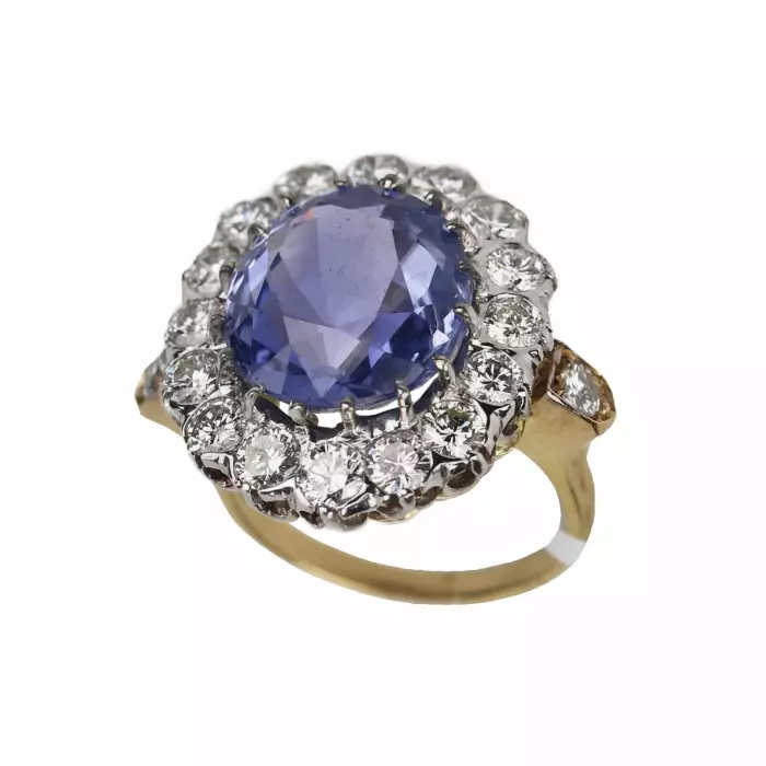 Excellente bague en or 18 carats avec saphir de 10,96 carats et parsemee de diamants. 