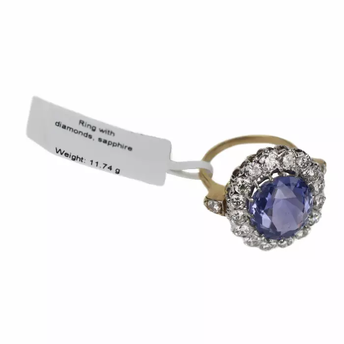 Excellente bague en or 18 carats avec saphir de 10,96 carats et parsemee de diamants. 