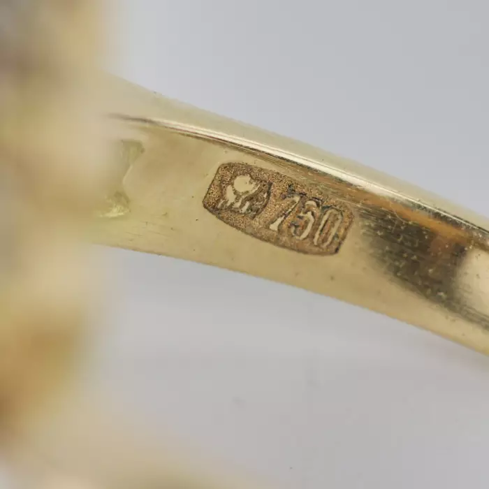 Excellente bague en or 18 carats avec saphir de 10,96 carats et parsemee de diamants. 