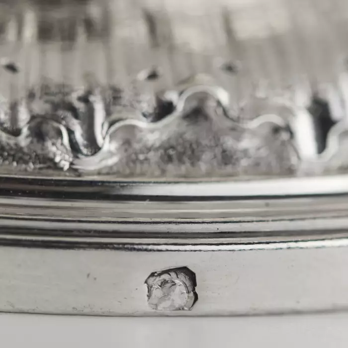 Paire de pichets à vin français en verre spiralé et argent. Fin du 19ème siècle. 