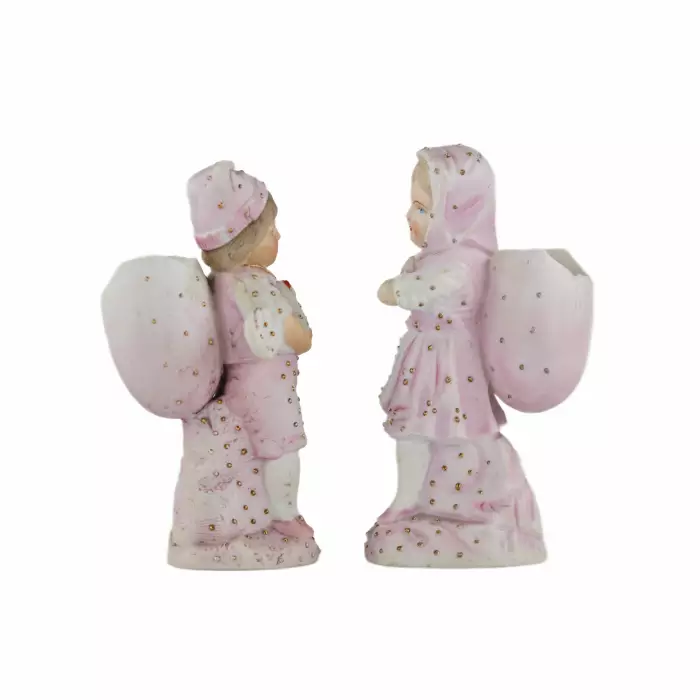 Une paire de figurines de Pâques non émaillées d`un garçon et d`une fille de l`usine Kuznetsov. Fin du 19ème siècle. 