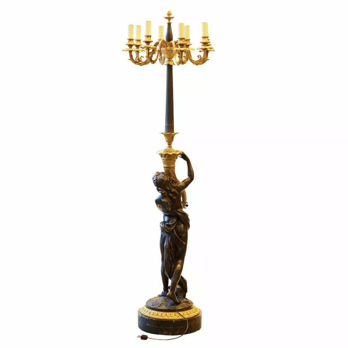 LAMPADAIRE FRANÇAIS EN BRONZE DORÉ ET PATINÉ DE STYLE LOUIS XVI. FRANCE, VERS 1900