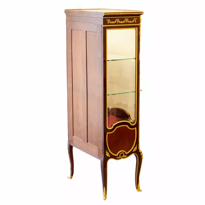VITRINE EN ACAJOU ET BRONZE DORÉ DANS LE GOÛT DE SORMANI FRANCE, FIN DU XIXE SIÈCLE