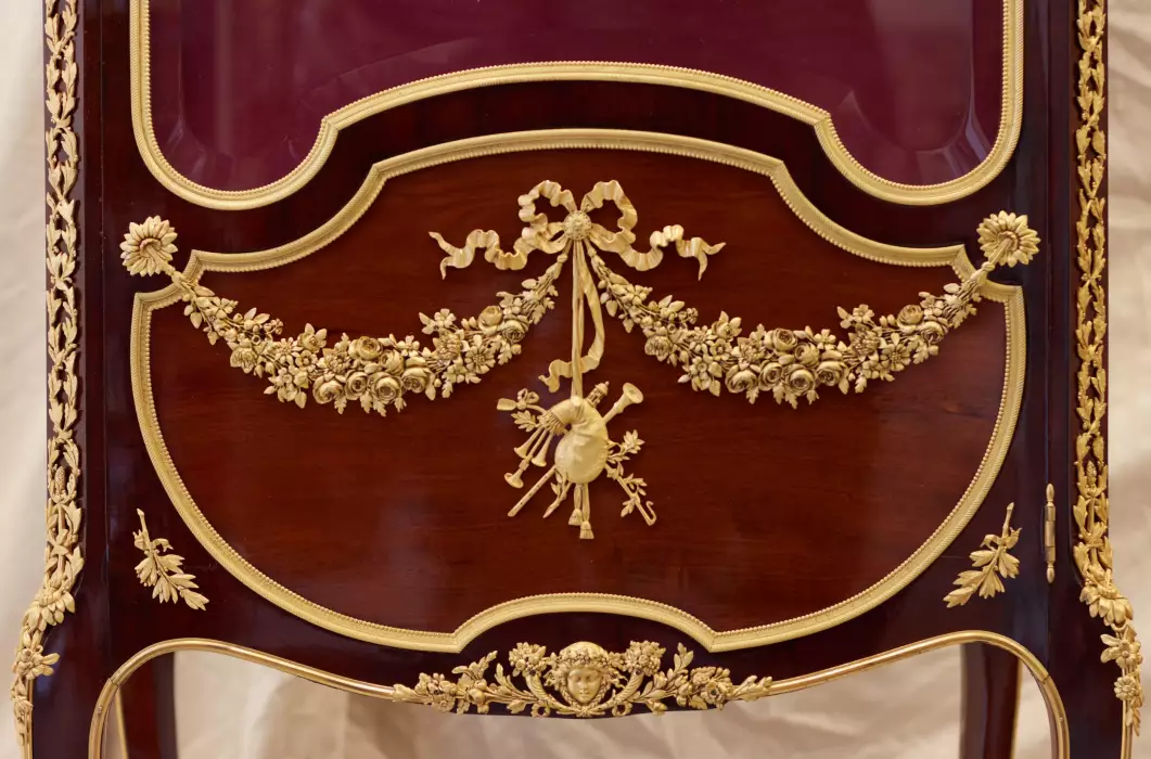 VITRINE EN ACAJOU ET BRONZE DORÉ DANS LE GOÛT DE SORMANI FRANCE, FIN DU XIXE SIÈCLE