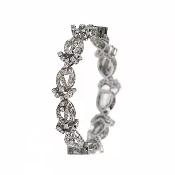 White gold bracelet with diamond flower links. 