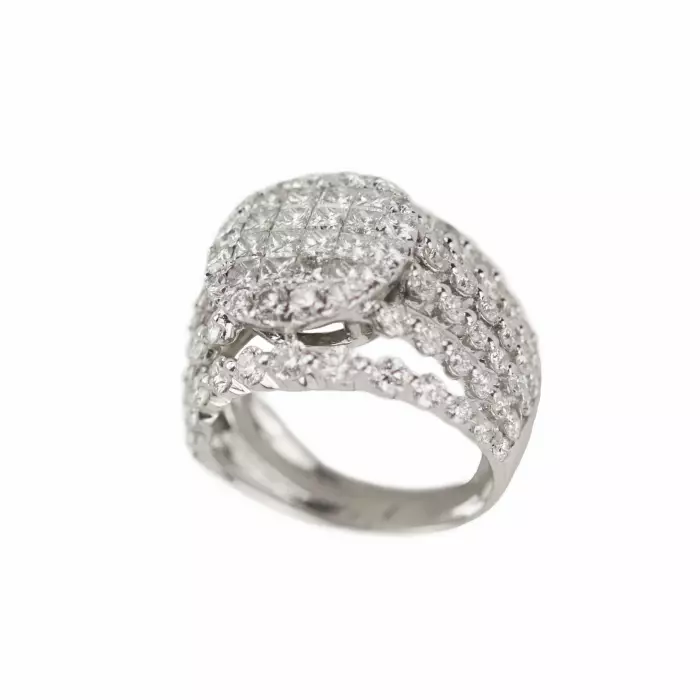 18k gold ring with diamonds. 