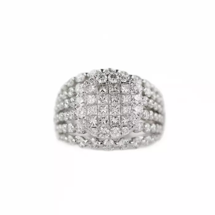 18k gold ring with diamonds. 