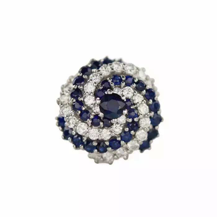 Bague en or en forme de spirale avec saphirs et diamants. 