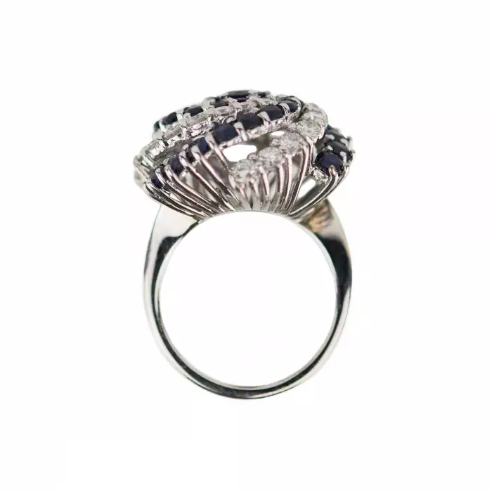 Bague en or en forme de spirale avec saphirs et diamants. 