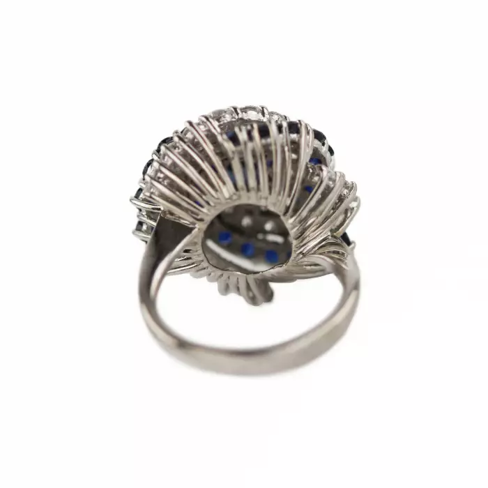 Bague en or en forme de spirale avec saphirs et diamants. 