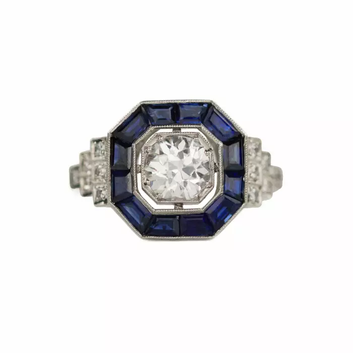 Élégante bague en platine avec diamants et saphirs. 