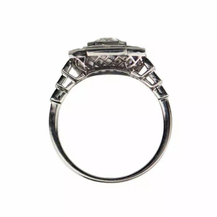 Élégante bague en platine avec diamants et saphirs. 
