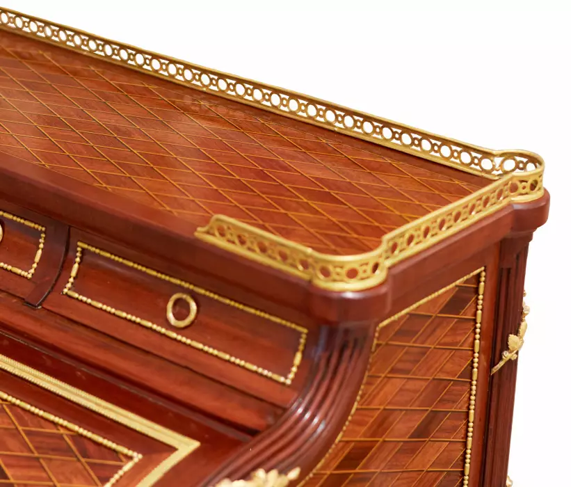 E.KAHN. Magnifique bureau cylindrique en acajou et bois satiné avec bronze doré. 