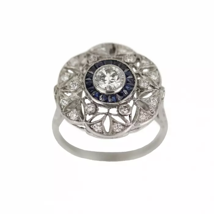 Bague de style Art Déco en platine 900 avec diamants et saphirs. 